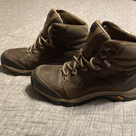 Ahnu waterproof hiking boots with vibram sole - Picture 4 of 6